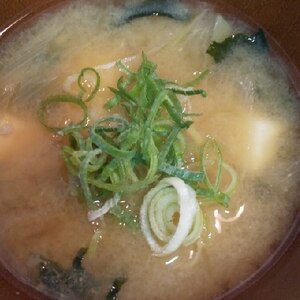 豆腐とワカメと長ねぎのお味噌汁